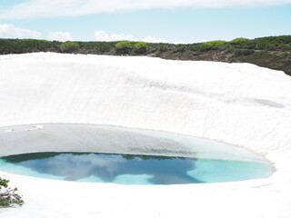 大雪山系の旭岳にある「夫婦池（すり鉢池）」