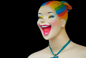 Lachende Puppe mit bunt colorierten Haaren