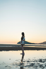 夕暮れの海にいる女性