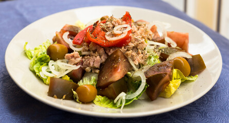 mediterranean vegetable salad with tuna