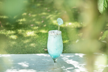 チョコミントのアイスのクリームソーダ/夏の冷たい飲み物/デザート/キラキラした木陰のテラスのカフェ