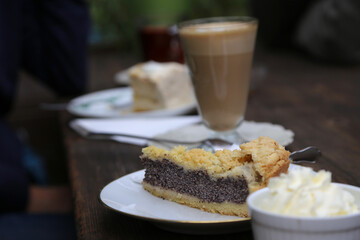 Kuchen auf einem weißen Porzellan Teller