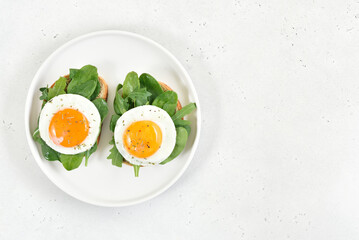 Fried eggs and greens on bread