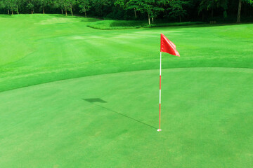 Obraz premium Vew of golf pole on the green