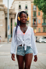 Fototapeta premium portrait of a black girl walking through the city