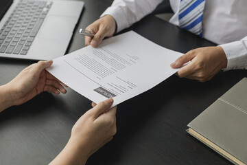 Applicants submit resumes to managers for job interviews, the resume should contain important information about themselves to make it easier to get a chance to be considered for a job offer.