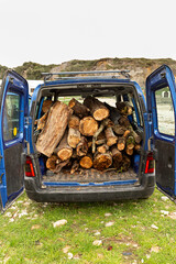 Troncos de madera apilados en un coche.