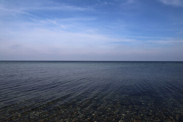 Ostsee bei ruhigen und schönem Wetter im Herbst mit blauen Himmel