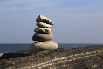 Kieselstein Pyramide am Ostsee Strand im Herbst