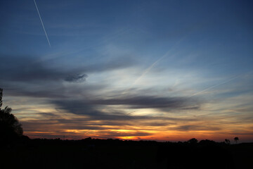 Farbenfroher sonnenuntergang an der Ostsee im Herbst