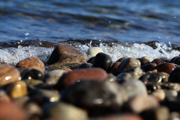 Kieselstein Strand an der Ostsee im Herbst