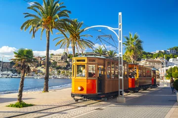 Foto op Canvas De beroemde oranje tram rijdt van Soller naar Port de Soller, Mallorca, Spanje © proslgn