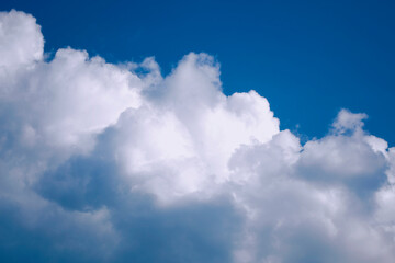 Fototapeta premium Blurred background. Blue sky and white fluffy clouds.