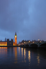 Obraz premium Palace of Westminster at dusk viewed from across the river Thames, London, UK