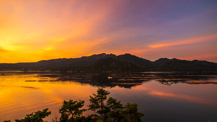 広島県　朝焼けに染まる宮島