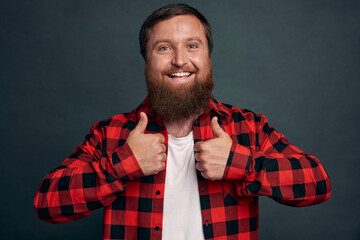 Support, friendship and encouragement concept. Smiling good-looking male friend give appreciation gesture, show thumbs-up and smiling in approval, agree everything excellent, like product, recommend