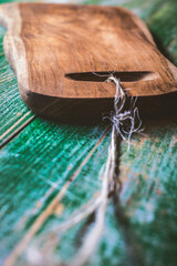 Tabla para cortar alimentos en cocina de madera de olivo