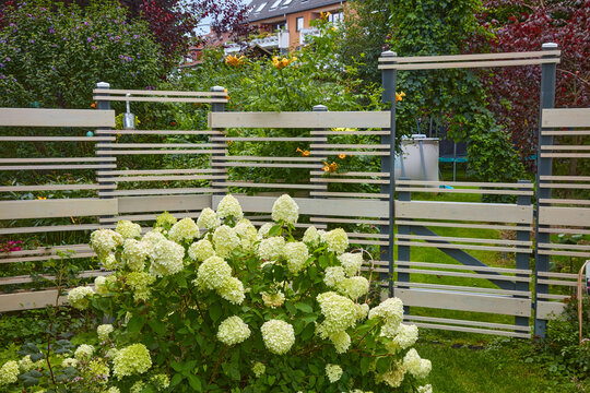 Das Tor ist der Durchgang zu einem wundersch&ouml;nen Garten.