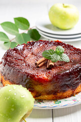 Традиционный французский пирог с перевернутыми яблоками.