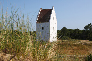 Fototapeta na wymiar Den Tilsandede Kirke, Die versandete Kirche in Dänemark