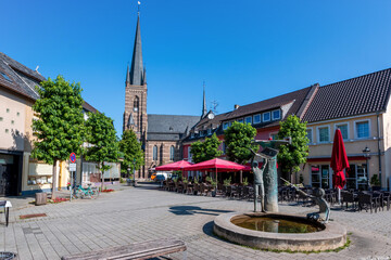 Obraz premium St. sebastianus platz in Bedburg im Rhein-Erft-Kreis mit Kirche St. Lambertus im Hintergrund