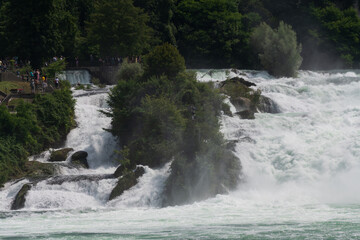 Der Rheinfall bei Schaffhausen bei Hochwasser