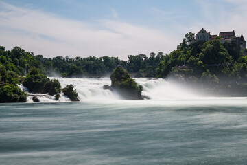 Der Rheinfall bei Schaffhausen bei Hochwasser