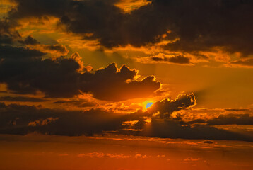 Zachód słońca - pochmurne niebo. Sunset - cloudy sky. Tramonto - cielo nuvoloso. - obrazy, fototapety, plakaty