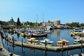 Fototapeta na wymiar The world famous inner harbor in Victoria BC, Canada. A great meeting place when in Victoria. Come to Victoria and enjoy.