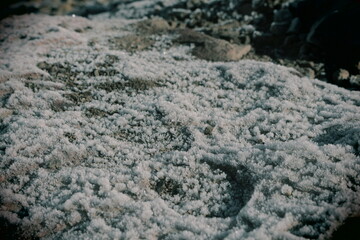 Close-up de hielo nieve en una roca