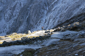 Hombre caminando en alta montaña