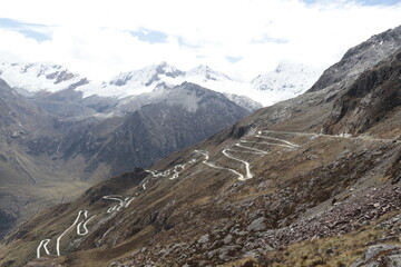 Paisaje con nevado, montaña y carretera