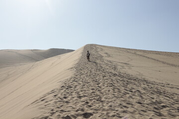 Hombre parado en medio del desierto