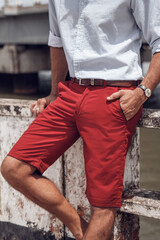 Moda męska, krótkie spodnie czerwone, bordowe, zdjęcie baner na reklamę. - obrazy, fototapety, plakaty