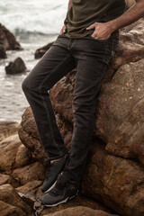 Ciemne czarne spodnie jeansy, męska moda, zdjęcie reklamowe, zbliżenie. - obrazy, fototapety, plakaty