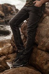 Ciemne czarne spodnie jeansy, męska moda, zdjęcie reklamowe, zbliżenie.