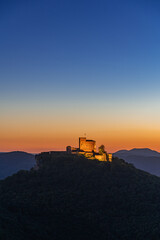 Fototapeta premium Burg Trifels zur Blauen Stunde