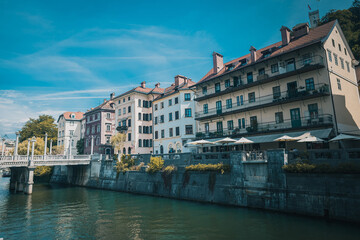Obraz premium Beautiful river banks of Ljubljana, capital of Slovenia on a warm sunny august day.