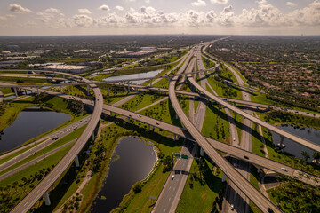 Aerial photo of a highway interchange with passover HOV lanes Sunrise Florida USA 595 I75 express - obrazy, fototapety, plakaty
