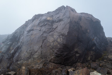 栃木県那須郡那須町の那須岳に霧の中で紅葉を見るために登山している風景 A view of climbing Mt. Nasu in Nasu-machi, Nasu-gun, Tochigi Prefecture, to see the autumn leaves in the fog.