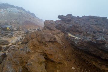 Obraz premium 栃木県那須郡那須町の那須岳に霧の中で紅葉を見るために登山している風景 A view of climbing Mt. Nasu in Nasu-machi, Nasu-gun, Tochigi Prefecture, to see the autumn leaves in the fog.
