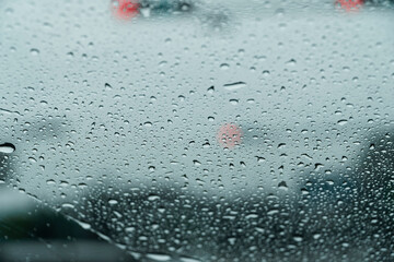자동차 유리에 맺힌 빗방울 이미지