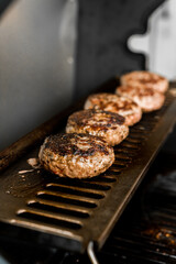 Rindfleisch Burger für Hamburger auf dem Grill mit Käse und Zwiebeln überbacken