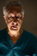 Obraz premium Photo of an old nurse with blank expression