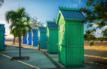 Kleurrijke strandcabine die verandert op Seven Mile Beach, Grand Cayman, Kaaimaneilanden