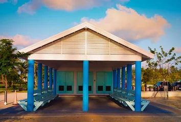 Cercles muraux Plage de Seven Mile, Grand Cayman Grande cabane en bois colorée sur Seven Mile Beach, Grand Cayman, Cayman Islands