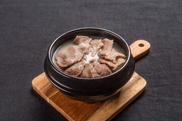 돼지 육수와 소 육수를 섞어 만든 맛있는 돼지국밥