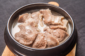 돼지 육수와 소 육수를 섞어 만든 맛있는 돼지국밥