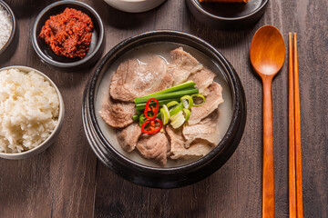 돼지 육수와 소 육수를 섞어 만든 맛있는 돼지국밥