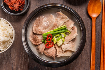 돼지 육수와 소 육수를 섞어 만든 맛있는 돼지국밥